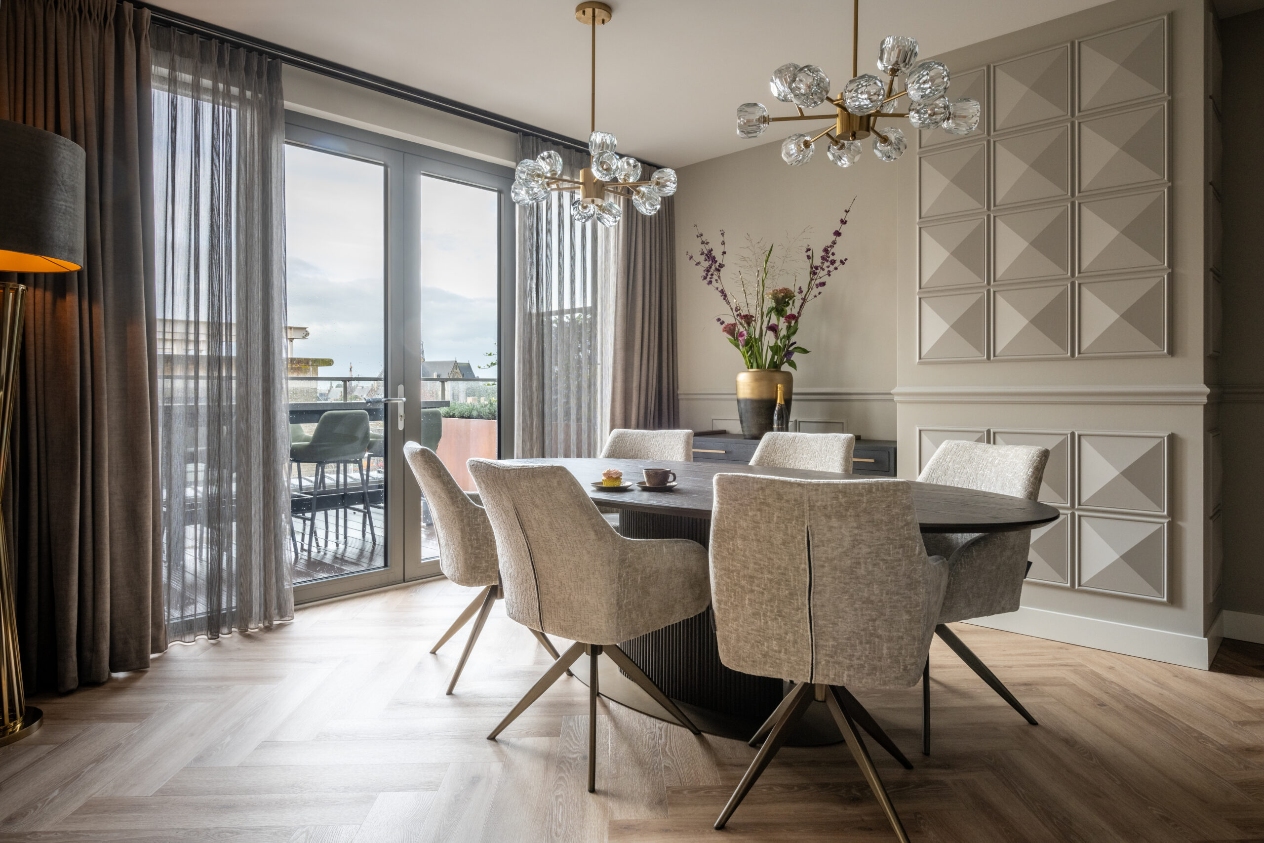 Interieur van een gerenoveerd appartement in de Ringersfabriek in Alkmaar met maatwerk keuken en luxe afwerking