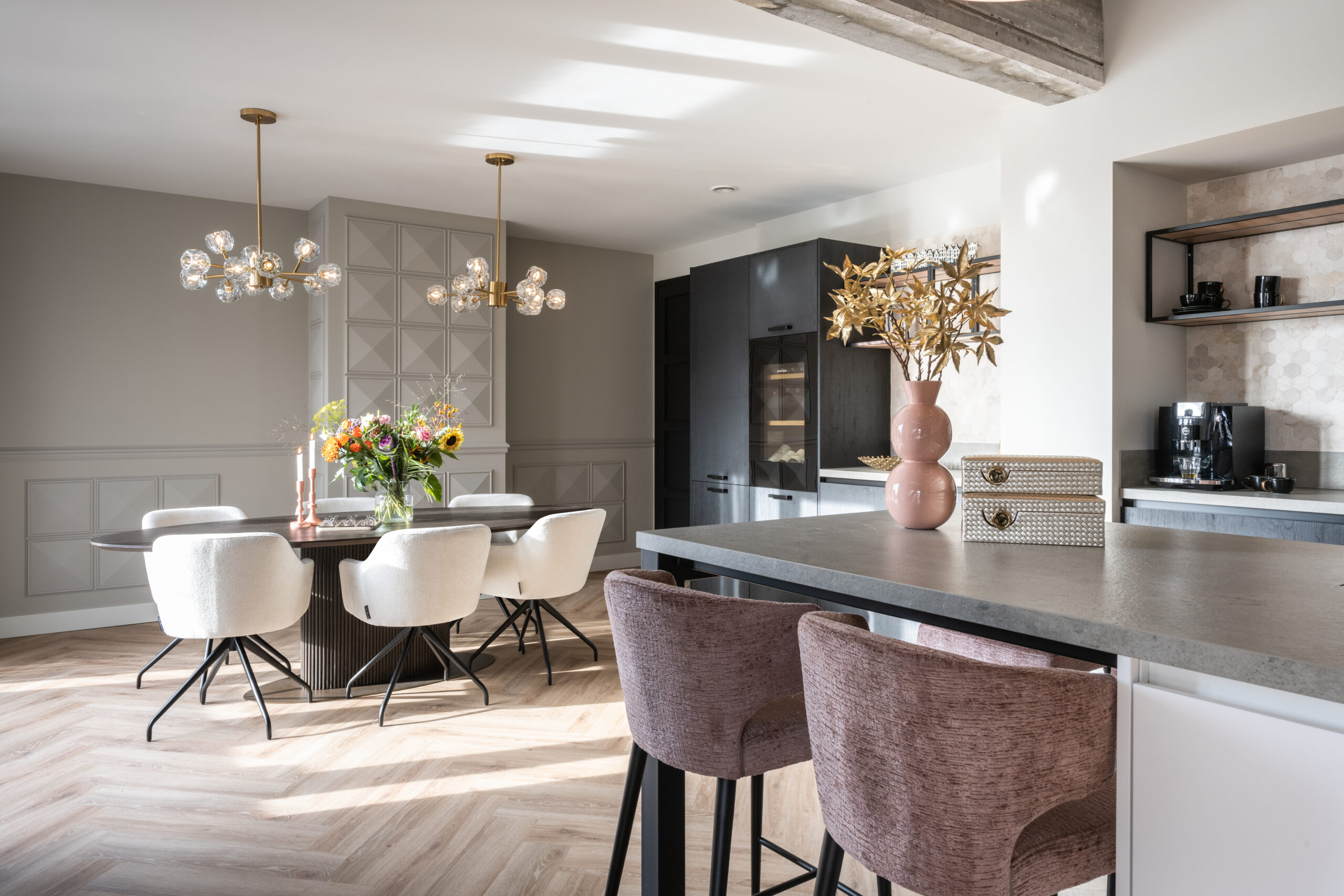 Interieur van een gerenoveerd appartement in de Ringersfabriek in Alkmaar met maatwerk keuken en luxe afwerking